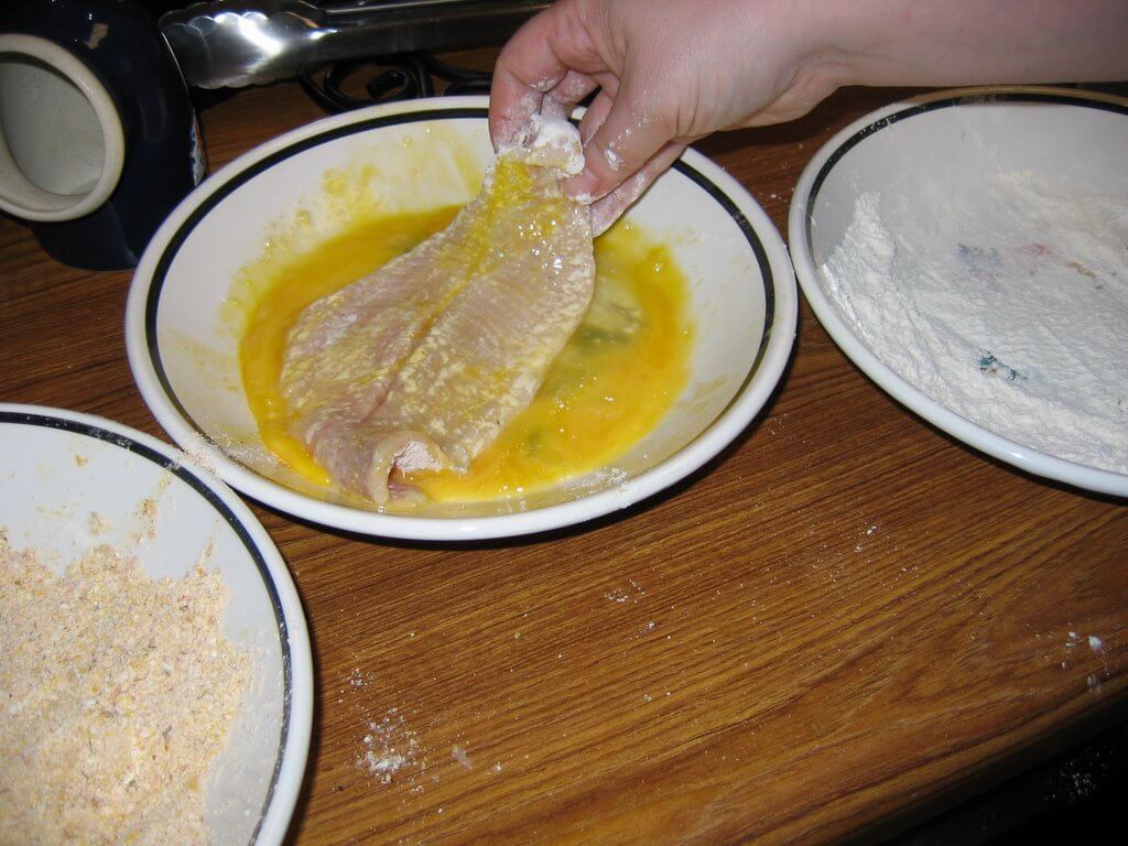 Làm lớp áo cho cá bằng bột mì