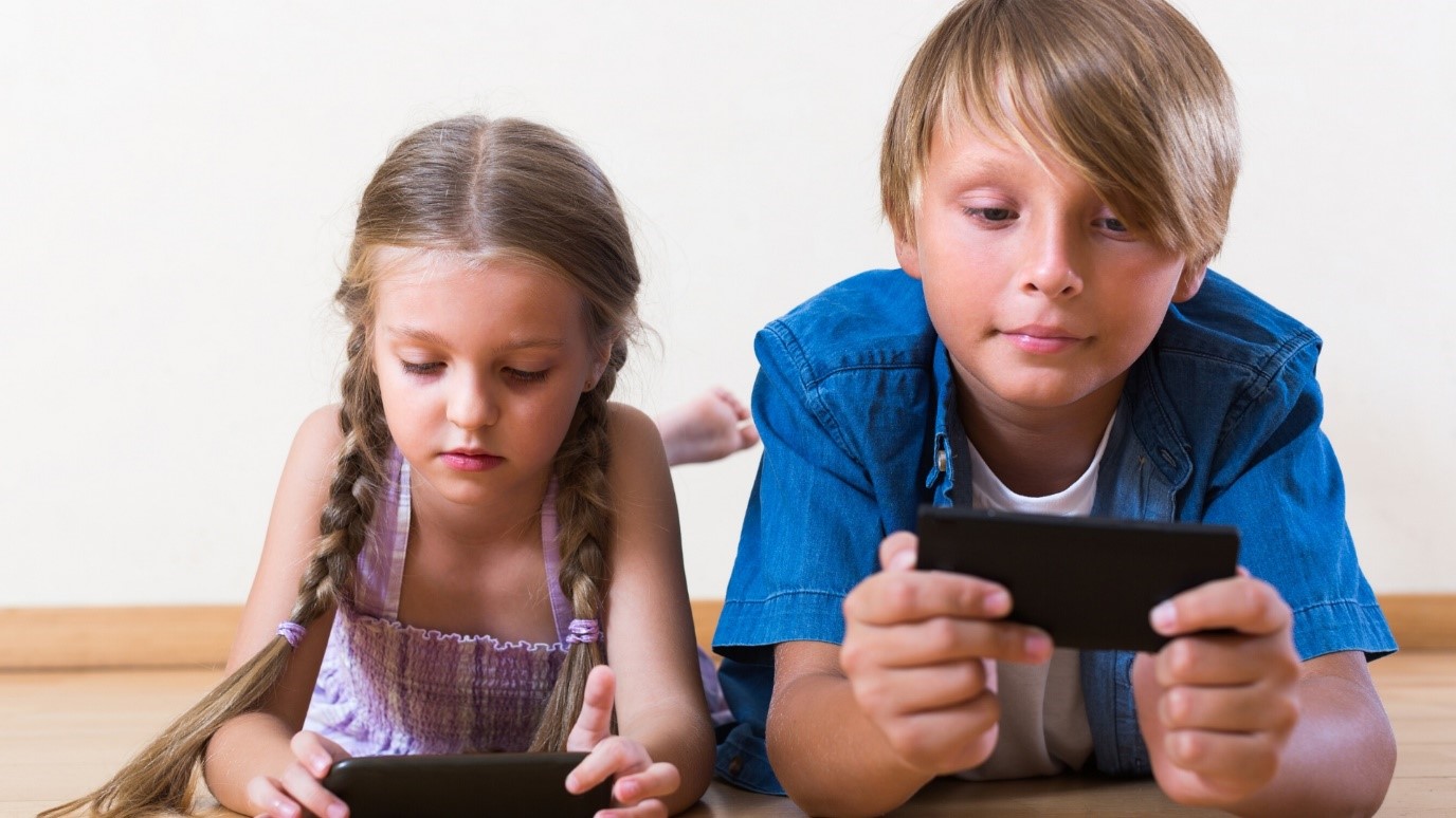 Cho trẻ chơi các thiết bị công nghệ 