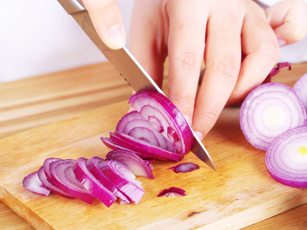 5 thứ phổ biết trong bếp giúp loại bỏ mùi hành trên tay